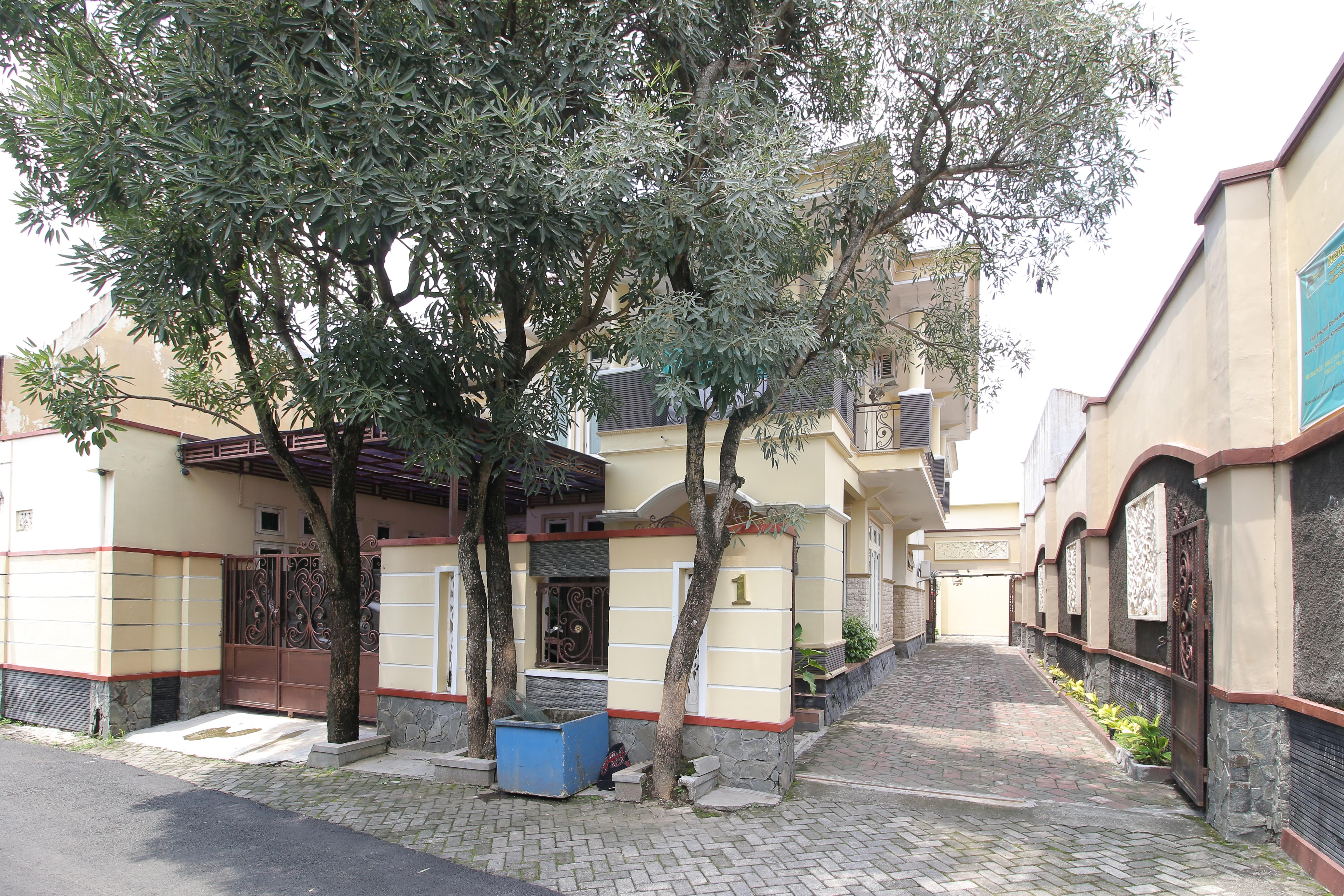 เรดดอร์ซ พลัส เนียร์ เอสทีไออี วายเคพีเอ็น Hotel Maguwo ภายนอก รูปภาพ