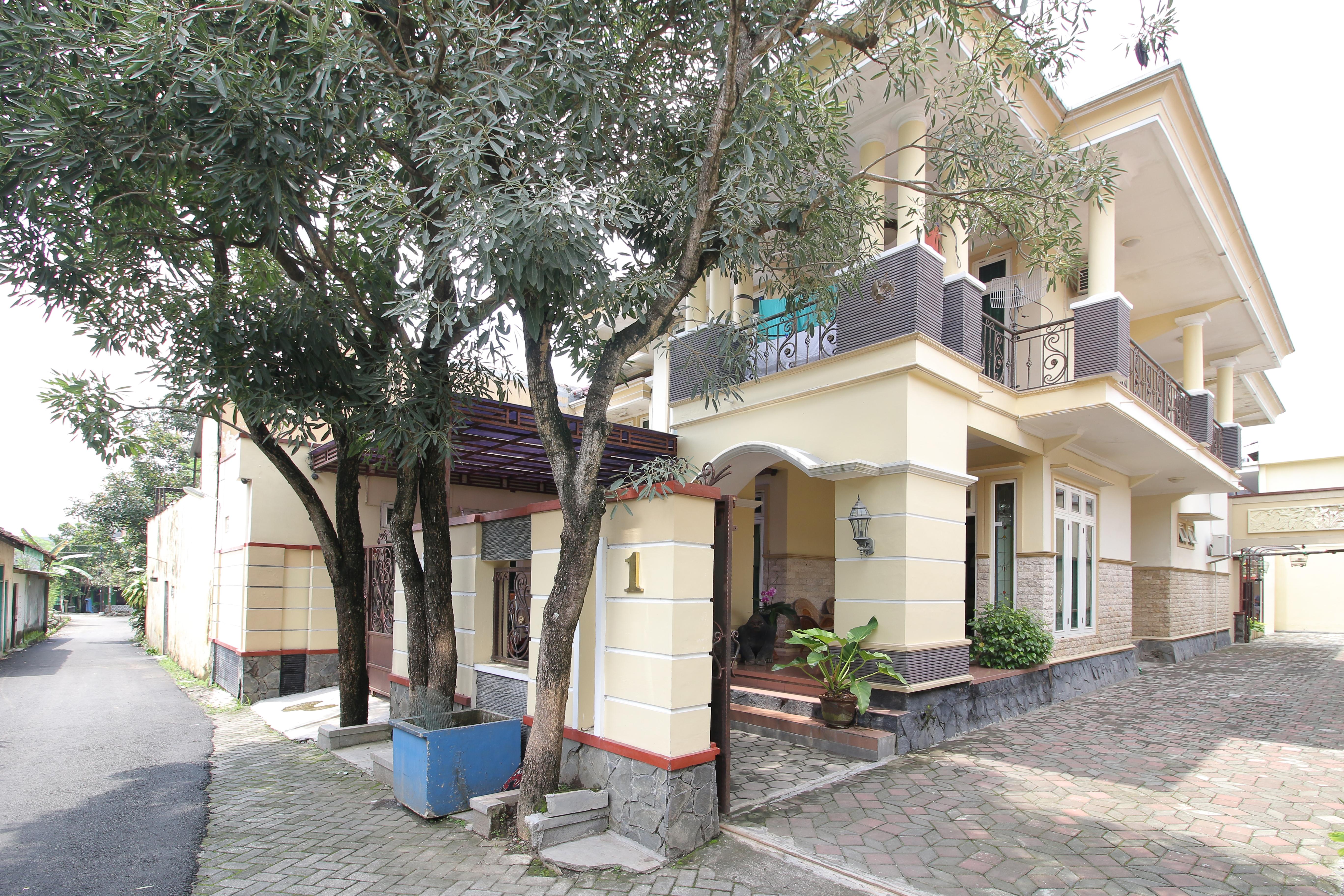 เรดดอร์ซ พลัส เนียร์ เอสทีไออี วายเคพีเอ็น Hotel Maguwo ภายนอก รูปภาพ