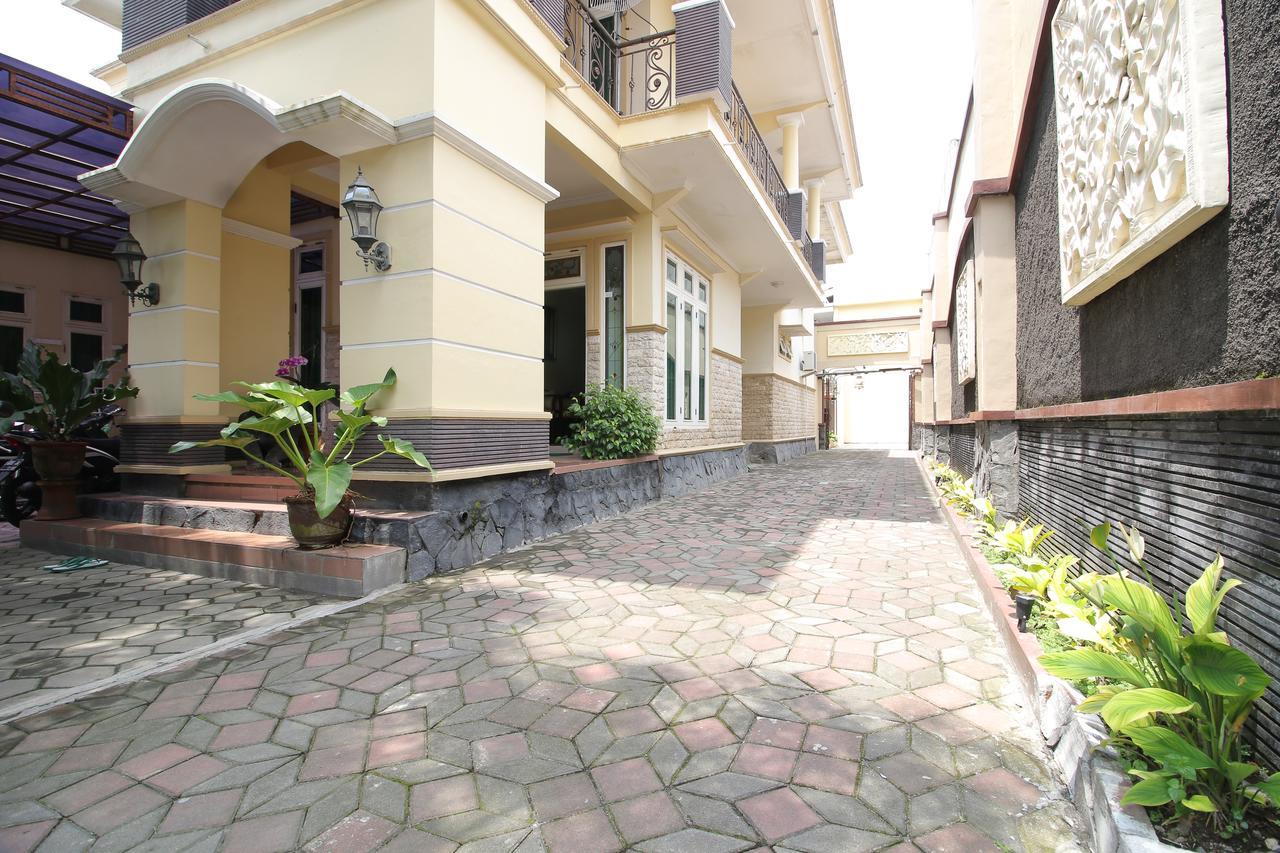 เรดดอร์ซ พลัส เนียร์ เอสทีไออี วายเคพีเอ็น Hotel Maguwo ภายนอก รูปภาพ