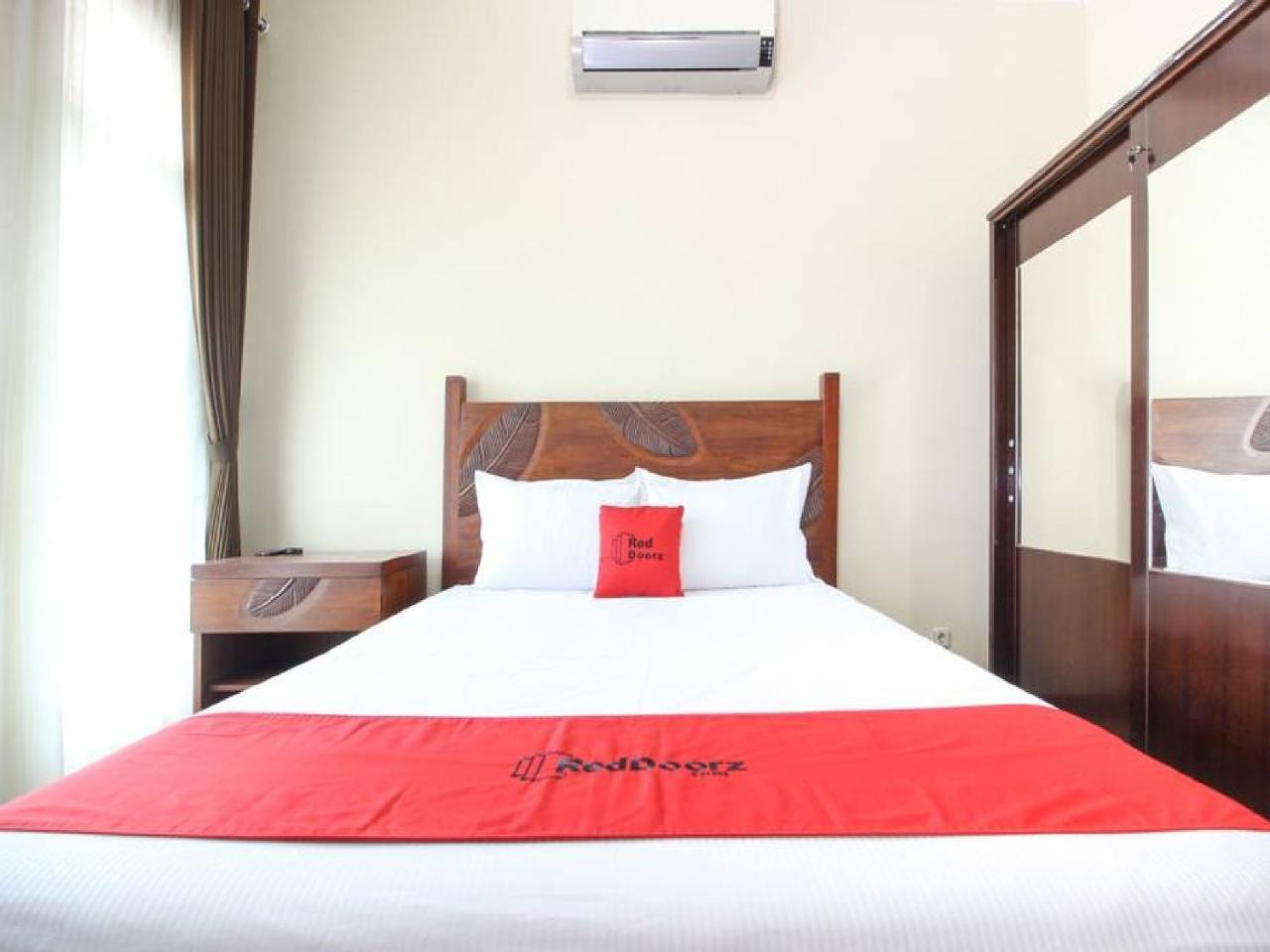 เรดดอร์ซ พลัส เนียร์ เอสทีไออี วายเคพีเอ็น Hotel Maguwo ภายนอก รูปภาพ