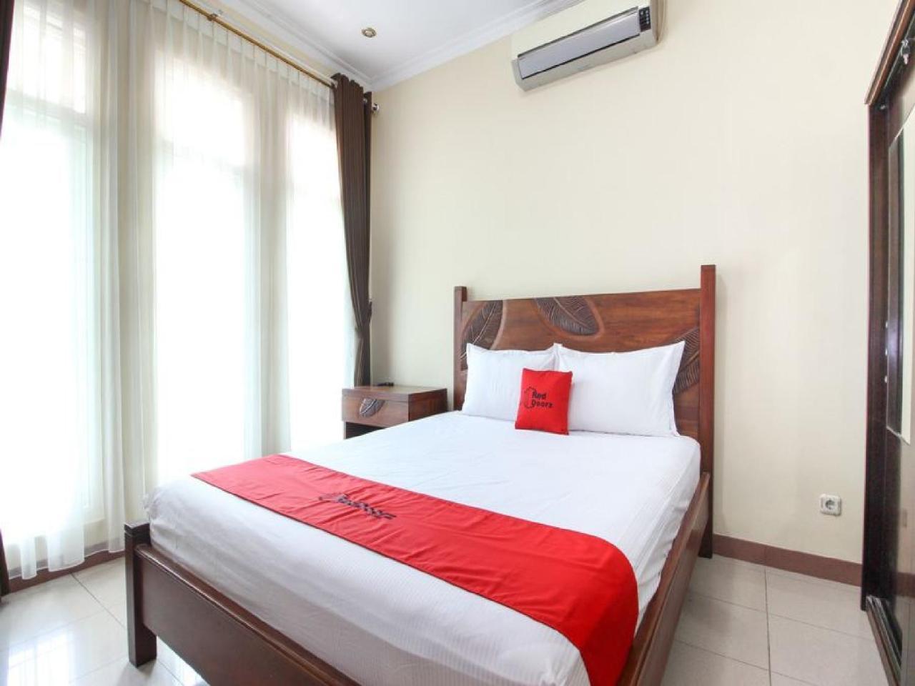 เรดดอร์ซ พลัส เนียร์ เอสทีไออี วายเคพีเอ็น Hotel Maguwo ภายนอก รูปภาพ